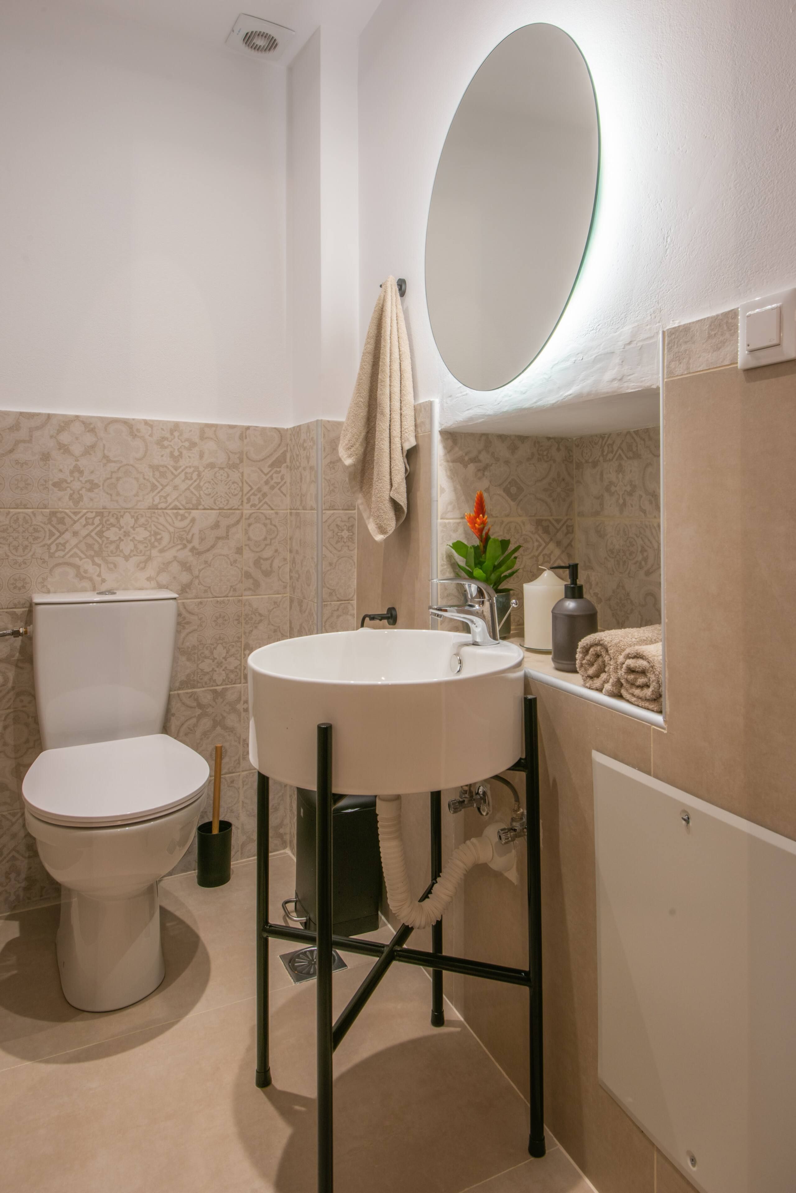 Toilet with washbasin and round mirror